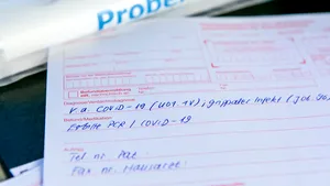 Ritmul cu care testează România suspecţii de infecţie cu COVID-19, sub numărul total de oameni în izolare la domiciliu