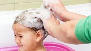 Copii intoxicaţi cu o soluţie de spălat pe cap. Trei fete din Iaşi, de 6, 8 şi 11 ani, au ajuns la spital