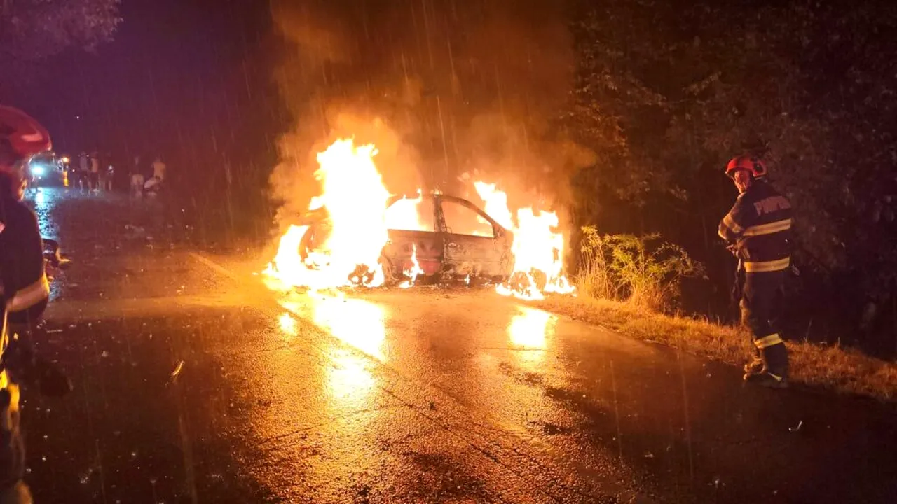 Mașină în flăcări după ce s-a izbit de un copac, în Argeș. Un tânăr scos incoerent din vehicul
