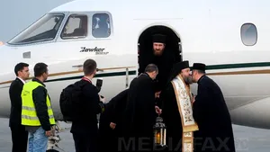 Lumina Sfântă de la Ierusalim a fost adusă la Bucureşti - FOTO