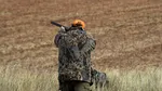 Un vânător a crezut că a văzut o căprioară, dar a ucis o femeie. Victima se plimba pe un câmp cu un bărbat și doi copii în momentul împușcăturilor