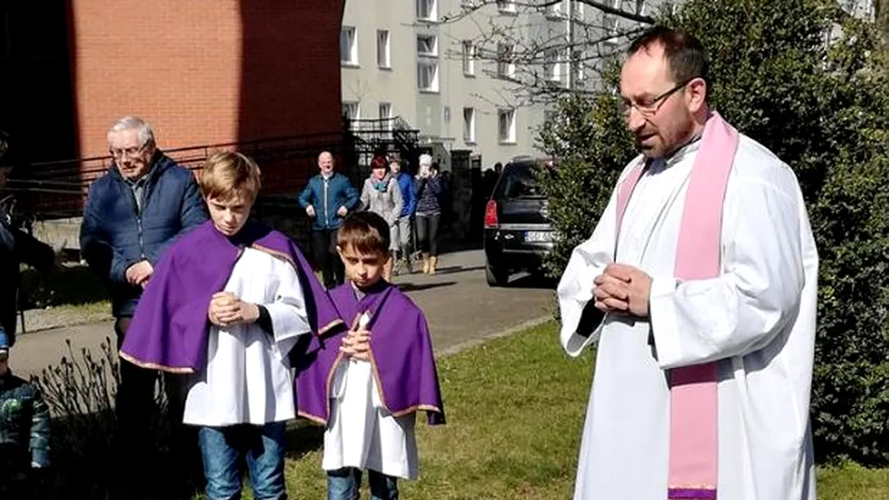 Cărţile din seria „Harry Potter”, arse în public de un grup de preoţi polonezi, alarmaţi de magie | FOTO