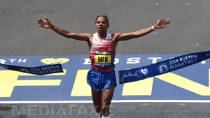 Americanul Meb Keflezighi a câştigat maratonul de la Boston