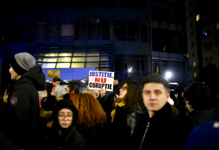 GALERIE FOTO „Justiție, nu mafie”: Sute de protestatari în București și Cluj cer justiție independentă