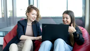 Cum îşi pot atrage şi păstra companiile de IT angajaţii tineri