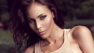 Lena Rohozneanu şi picioarele ei interminabile, pe coperta revistei Playboy noiembrie