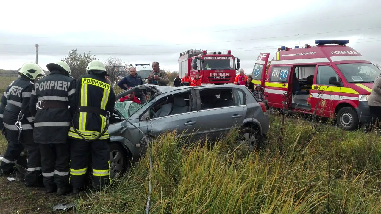 Trei persoane au fost rănite după ce maşina în care se aflau s-a răsturnat - FOTO