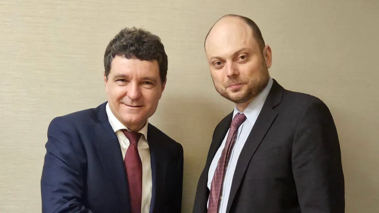 Întâlnire între Nicușor Dan și opozantul rus Vladimir Kara-Murza: „Onorat să mă întâlnesc cu președintele ales al României”