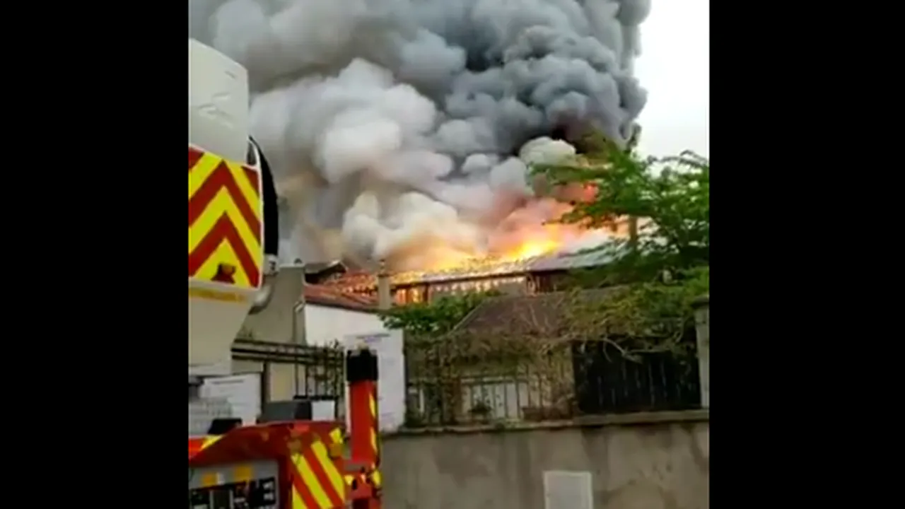 Incendiu puternic în oraşul francez Versailles. Flăcările se extind cu rapiditate | VIDEO