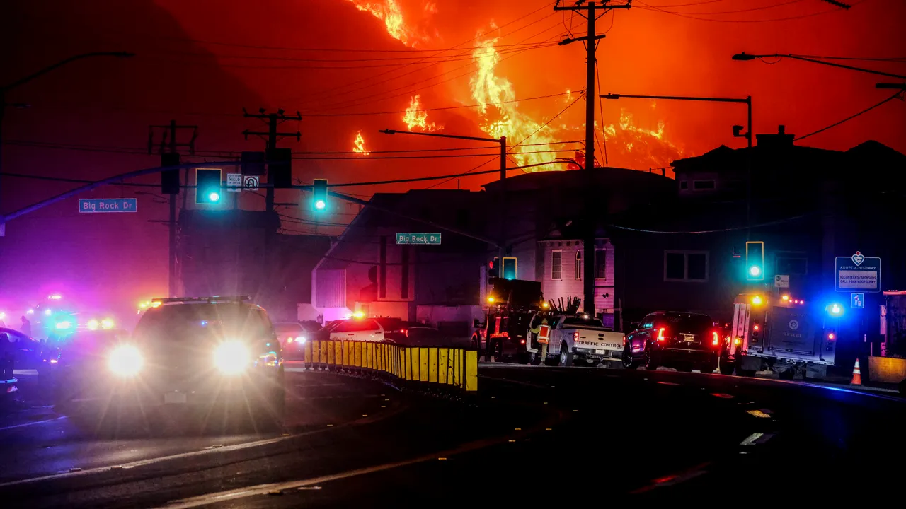 Incendii uriaşe în California. Locuitorii din Malibu ar putea fi evacuaţi
