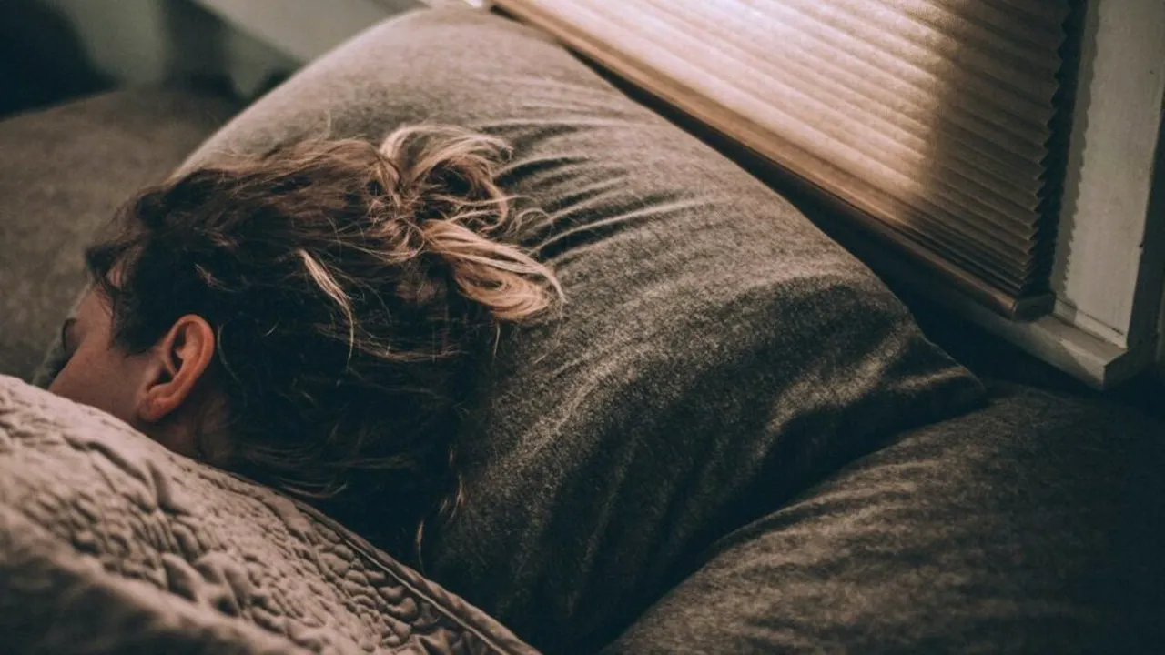 Cum scapi de insomnie cu tehnica „cognitive shuffling”. Noua metodă virală care te adoarme rapid