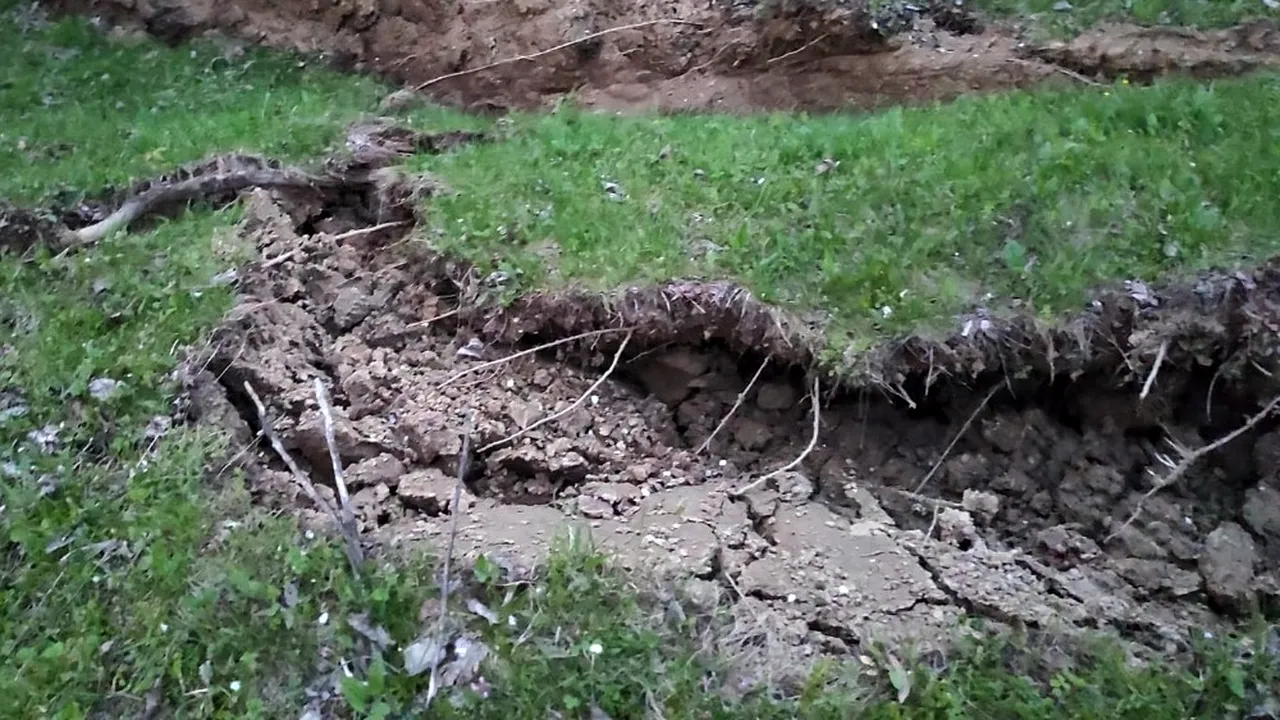 Alunecare de teren în Prahova: Patru persoane evacuate preventiv