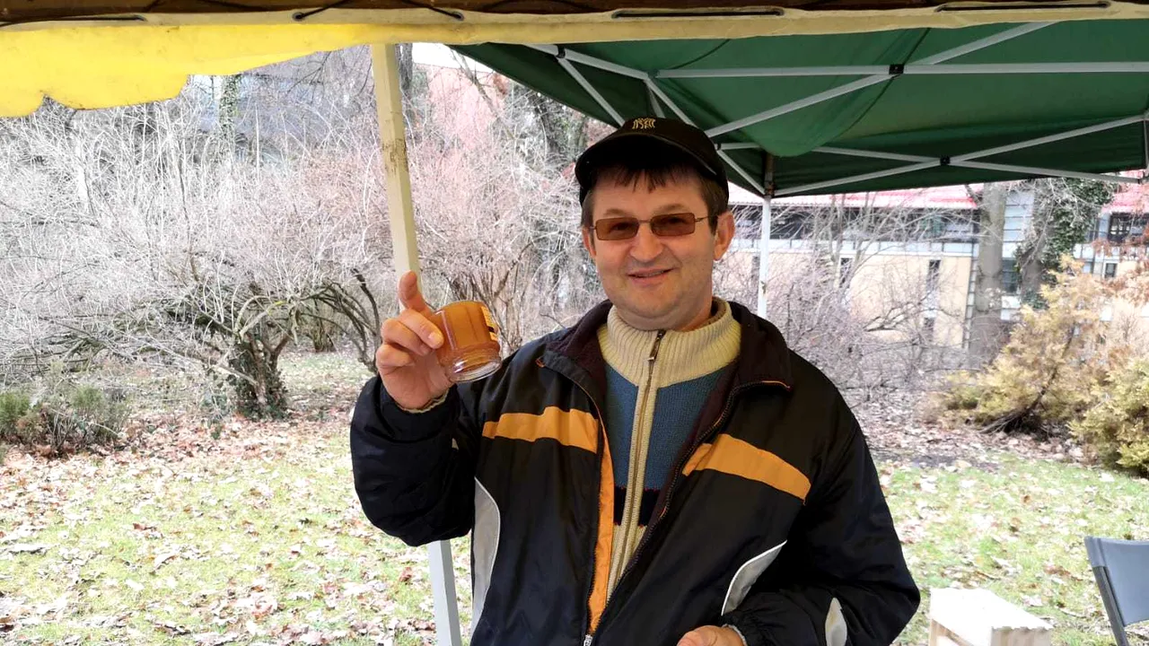 FOTO | Miere rară, cu proprietăţi curative, produsă de un apicultor clujean. Ingredientul de bază, cunoscut de pe vremea faraonilor, creşte la peste 1.200 de metri, în Apuseni