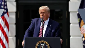 Donald Trump afirmă că noul coronavirus va dispărea de la sine. Preşedintele a aruncat săgeţi către rivalul său politic
