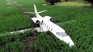 Un pilot este considerat un erou după ce a aterizat într-un câmp de porumb cu un avion fără a răni niciun pasager. Aeronava, aproape intactă | FOTO, VIDEO