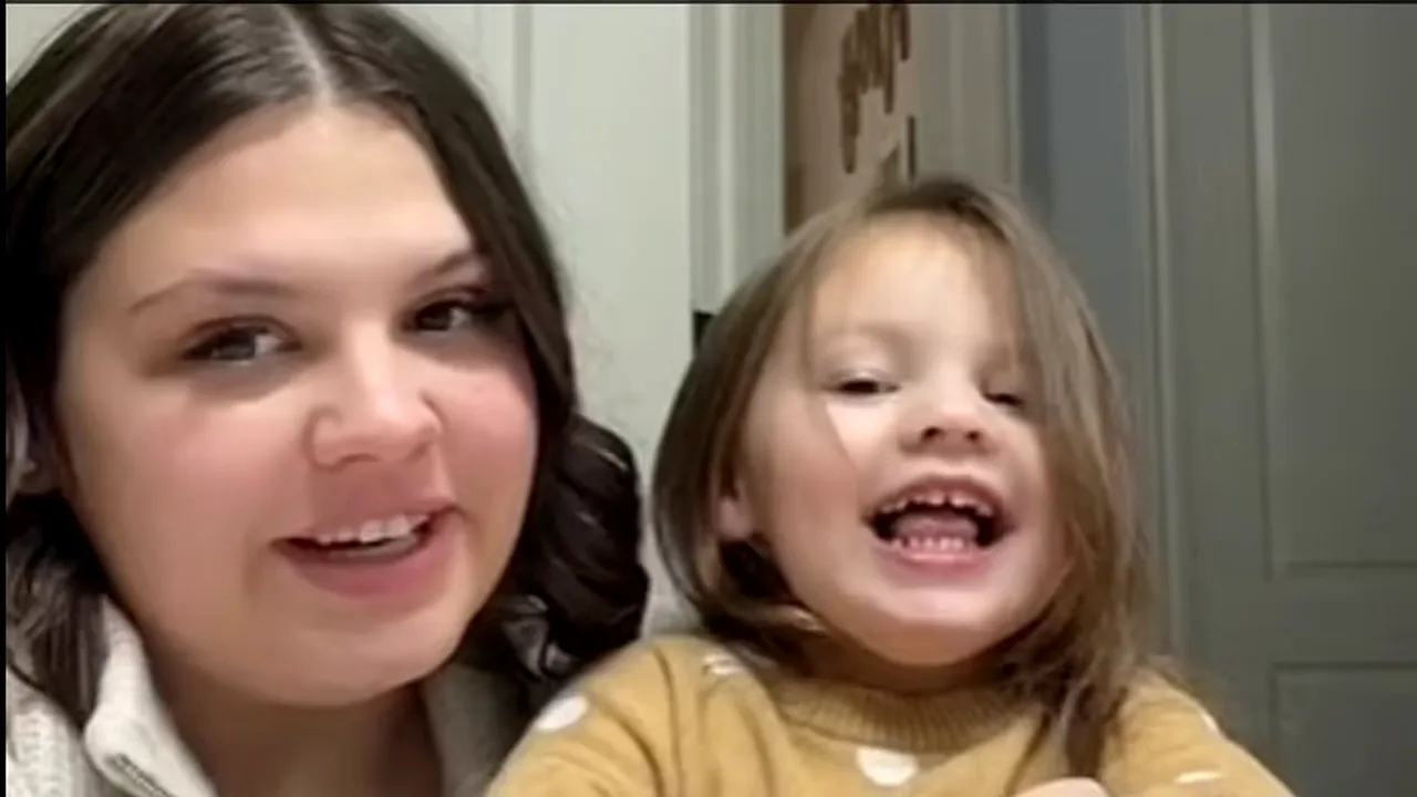 Aşa se frânge inima unei mame. O fetiţă împlineşte trei ani, dar nimeni nu participă