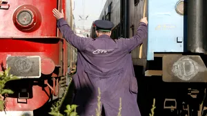Ceferiştii ameninţă cu blocarea trenurilor dacă li se reduc salariile cu 25%