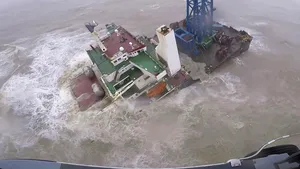 O navă s-a scufundat în urma unei furtuni în largul Hong Kong-ului. Zeci de membri ai echipajului sunt în pericol