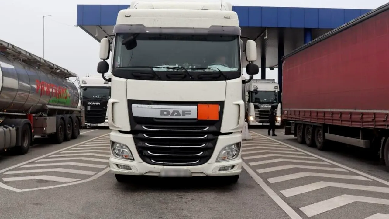 Un șofer de tir bosniac, prins cu peste 198.000 de pachete cu țigări de contrabandă aproape de Calafat