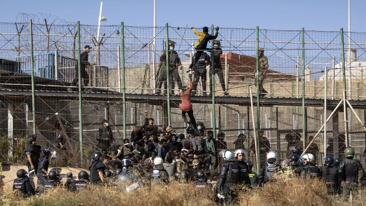 Sute de migranţi au încercat să treacă din Maroc în Spania. Cel puţin 18 africani au murit într-o ciocnire violentă cu forţele de ordine