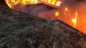 Incendiu PUTERNIC în gara Oraviţa. Flăcările au cuprins patru vagoane | FOTO