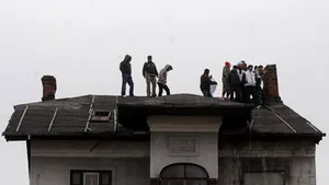 Proteste la demolarea unui imobil în zona Pasajului Basarab