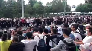 Lupte de stradă în China: protestatarii sunt nemulţumiţi că nu-şi pot retrage banii de la bancă VIDEO