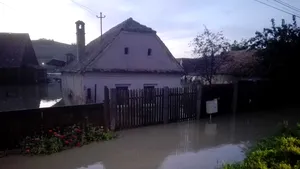  Peste 200 de persoane au fost evacuate din locuiţe în Sibiu din cauza ploilor şi a viiturilor