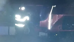 FOTO | Şase persoane au fost rănite după ce un TIR a ajuns pe calea ferată şi a lovit un vagon de tren. Traficul feroviar este oprit la Secţia de Calea Ferată 201, în Vâlcea