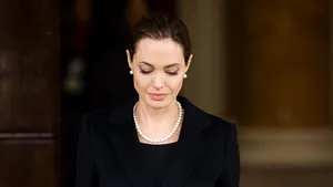 O prietenă a mamei actriţei Angelina Jolie se teme că vedeta ar putea muri prematur de cancer