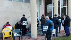 Lideri de sindicat ai CE Oltenia fac greva foamei în faţa companiei 
