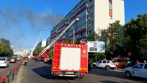 VIDEO Incendiu într-un bloc din Capitală. 30 de persoane au fost evacuate
