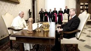 Prima vizită a unui preşedinte turc la Vatican, în ultimii 59 de ani. Subiectul controversat abordat de Papa şi Erdogan / Francisc i-a dăruit preşedintelui Turciei 