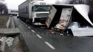 Pericol pe şosele din cauza poleiului: Aproape o sută de accidente rutiere în ţară