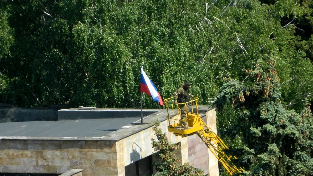 Războiul din Ucraina, ziua 91. Zelenski vrea discuţii cu Putin. Şeful administraţiei militare regionale din Doneţk: Armata rusă a intrat în Svitlodarsk. Steagurile ruseşti au fost deja arborate acolo. Atacuri cu rachete ruseşti asupra regiunii Dnipropetrovsk şi asupra regiunii Zaporizhzhia: numărul răniţilor a crescut la patru