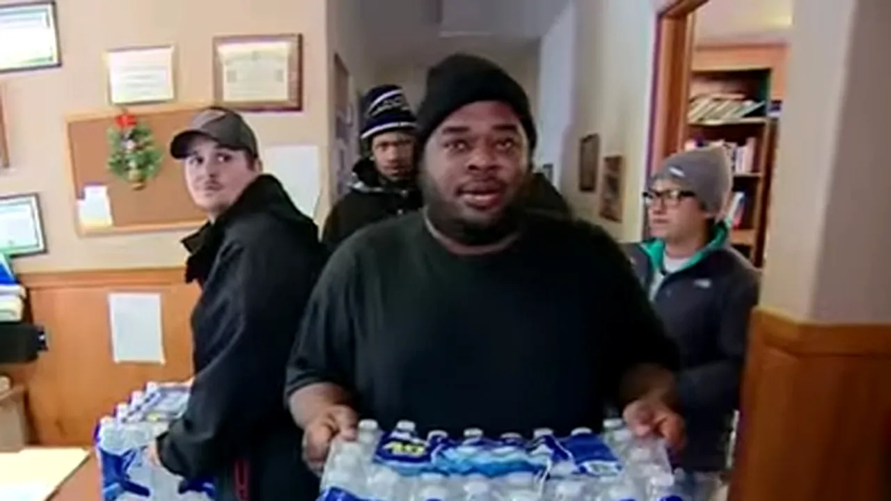 Sean Combs, Mark Wahlberg, Eminem şi Wiz Khalifa au donat un milion de sticle cu apă pentru locuitorii oraşului Flint - VIDEO
