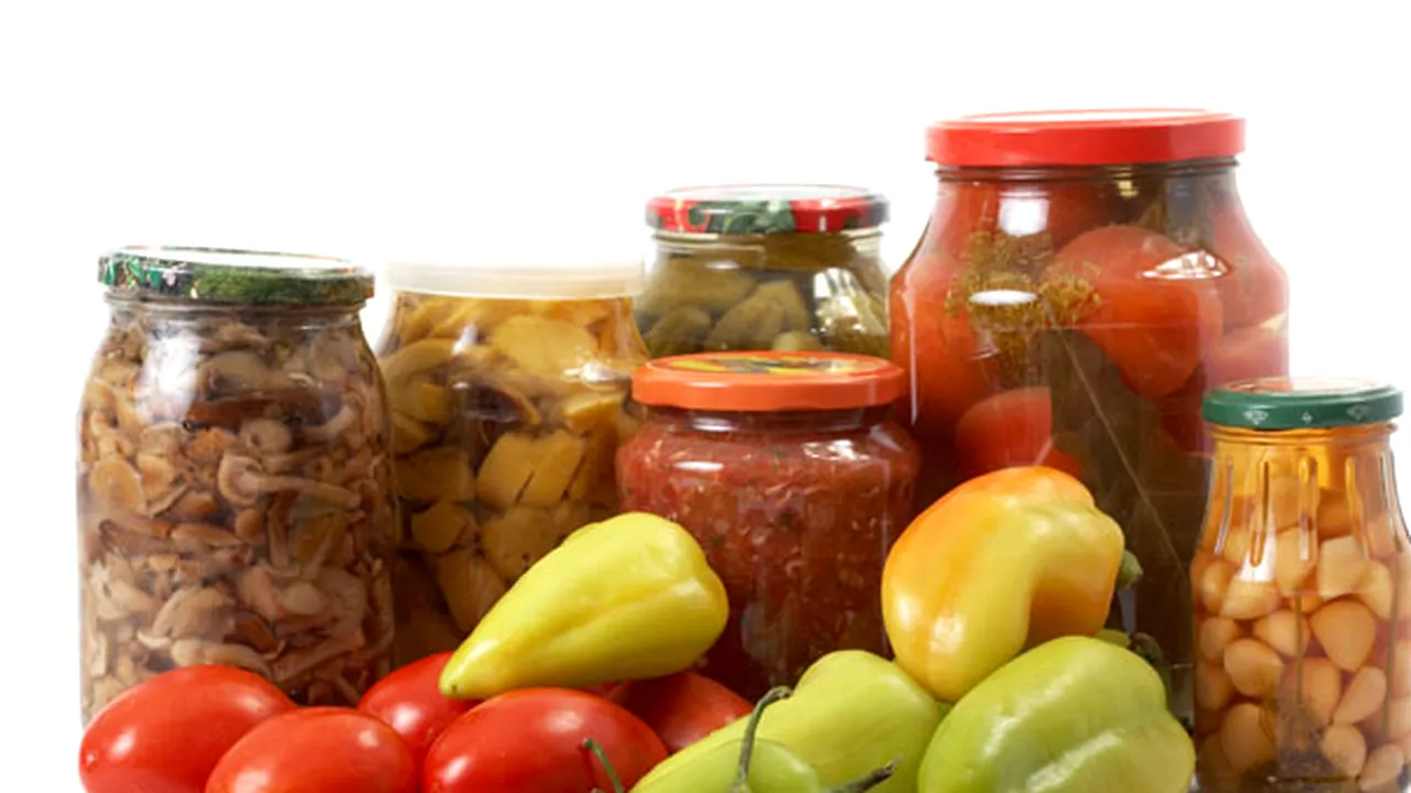 Murăturile scoase la licitaţie de IJP Vrancea, nedorite de nimeni, aşa că vor fi donate unor cantine