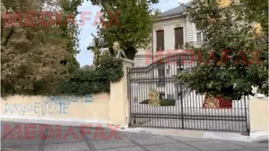 Mesaje bizare scrise pe zidurile și trotuarul din fața palatului lui Gigi Becali. Autorul s-a semnat „Ivanov Nebunul”