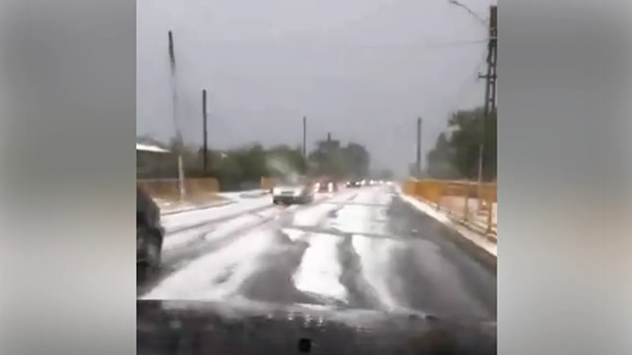 Grindină de mari dimensiuni în Dolj, străzile au devenit albe. VIDEO