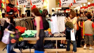 Cum poţi să profiţi de reducerile din marile oraşe ale modei fără să ieşi din ţară