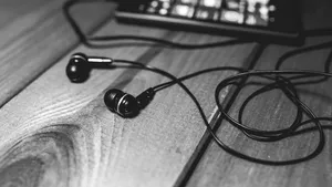 Muzica în căşti la volum crescut duce la probleme auditive. Psiholog: „Copiii ascultă muzica tare ca să-şi elibereze stările negative”