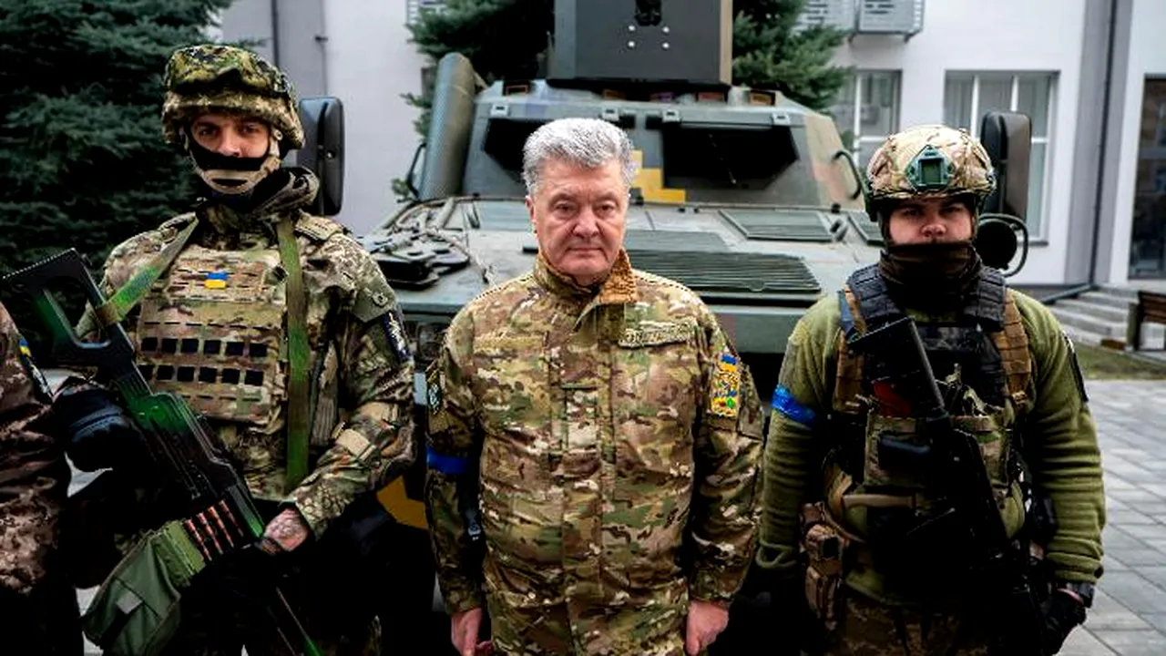 Fostul preşedinte ucrainean Petro Poroşenko şi-a făcut batalion cu veterani în Donbass şi le-a dat arme din fabricile sale

