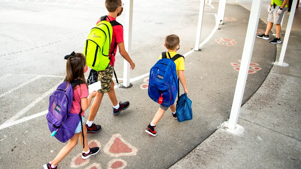 Mascaţii cu ghiozdan. Regulile pentru întoarcerea copiilor în clase