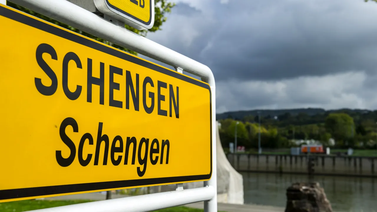 Franţa şi Germania solicită Comisiei Europene revizuirea Codului Frontierelor Schengen 