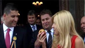 Udrea a primit cadou un măr de Voineşti. Oare o fi mărul din 