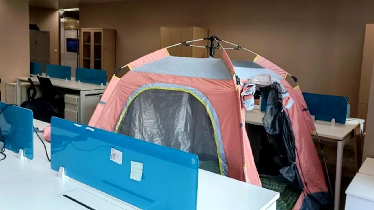 Cum arată lockdown-ul de la Shanghai: corturi de camping la birou 