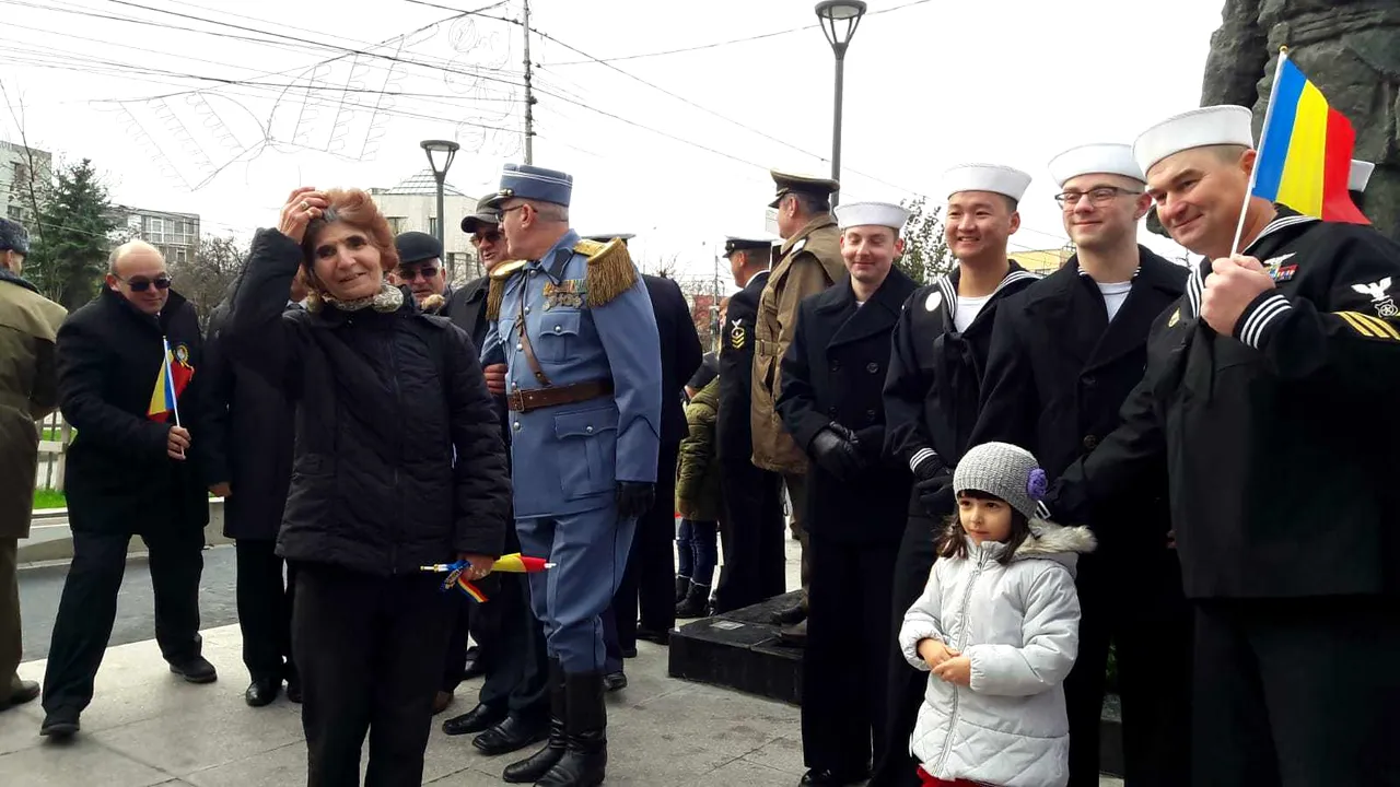 Soldaţii americani de la Deveselu şi-au făcut poze cu participanţii la parada de 1 Decembrie din Slatina