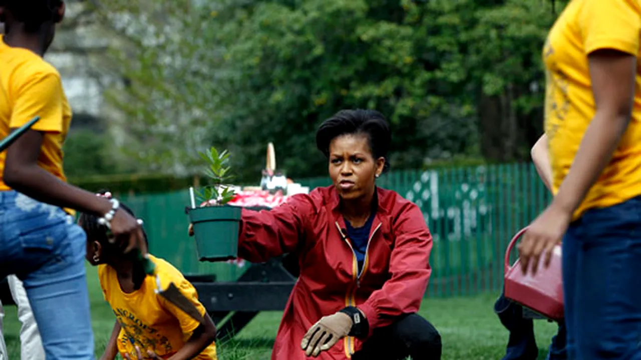 Michelle Obama a plantat primele răsaduri în grădina Casei Albe - GALERIE FOTO