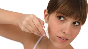 Trei paşi esenţiali pentru îngrijirea tenului acneic