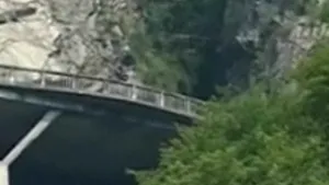 Cadavrul unei femei, găsit într-o râpă în apropiere de lacul Vidraru - VIDEO